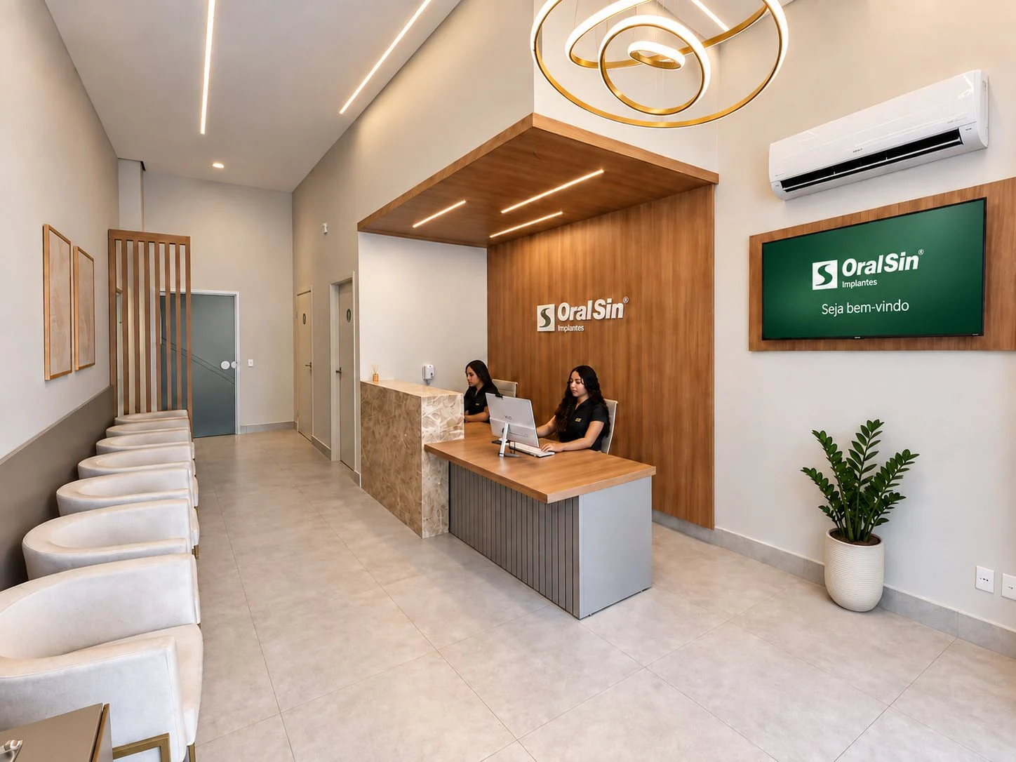 Recepção da Oral Sin Uberlândia Centro, com equipe de atendimento e poltronas